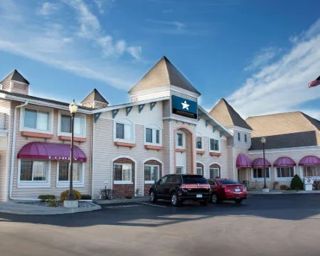 Magnuson Grand Pioneer Inn and Suites Hotels in Escanaba