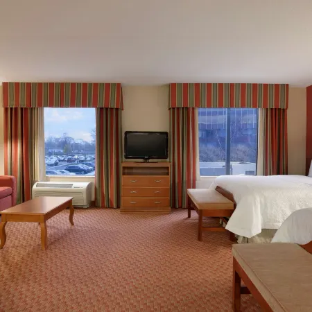 Hampton Inn & Suites Hartford/East Hartford Отели рядом с достопримечательностью «Капитолий штата»