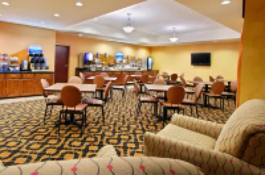 Holiday Inn Express & Suites Malvern by IHG