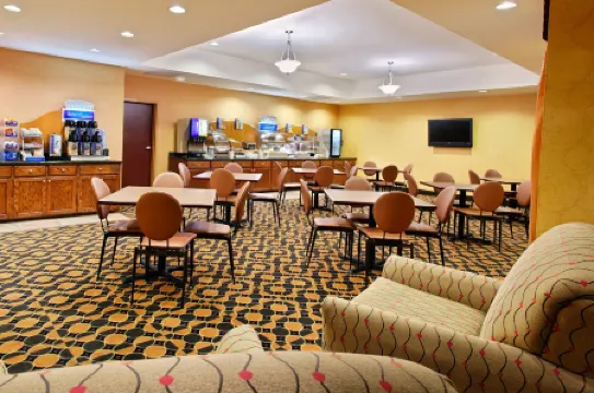 Holiday Inn Express & Suites Malvern by IHG