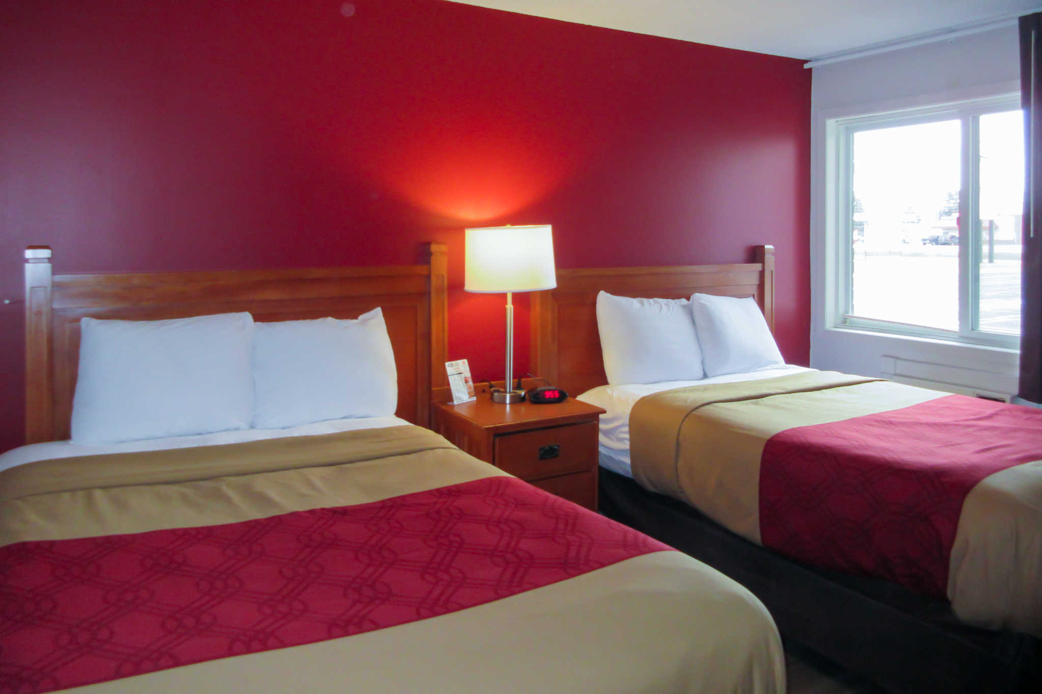 Econo Lodge Inn & Suites