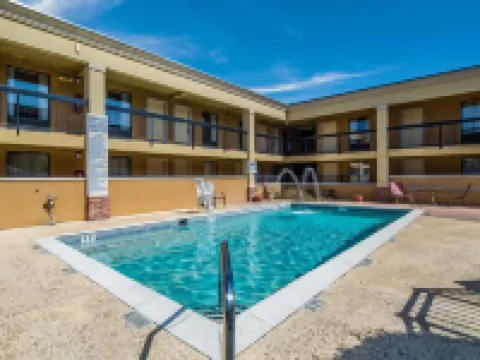 Quality Inn & Suites Conference Center Statesboro Historic District Hotels in Statesboro