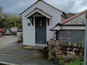 Beautiful 1-Bed Riversi Cottage Located in Malpas