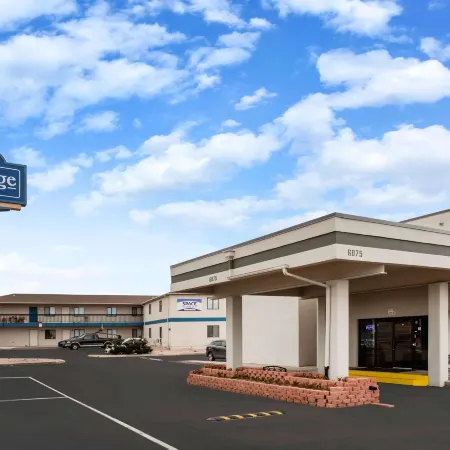 Travelodge by Wyndham Colorado Springs Airport/Peterson AFB Отели рядом с Аэропорт Петерсон-Филд
