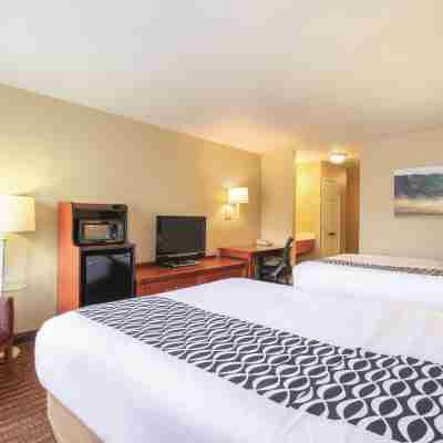 La Quinta Inn & Suites by Wyndham Bentonville Rooms