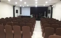 Wise Hotel Tomohon فنادق في Central Tomohon