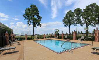 Historic Whispering Woods Hotel & Conference Center - Housity