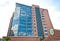 Hotel Embassy Suites by Hilton Valencia Hotel di Valencia