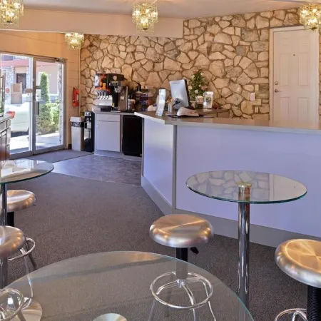 Maverick Motel - Modern Renovated Motel