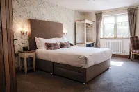 Cromwell Arms Country Pub with Rooms - parking