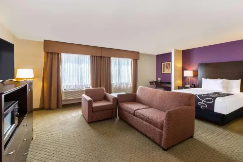 La Quinta Inn & Suites by Wyndham Spokane Valley - parking