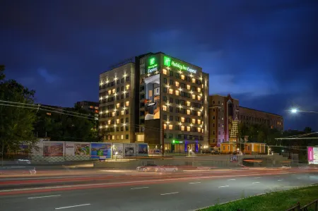 Holiday Inn Express Almaty, отель Ihg Отели рядом с достопримечательностью «Никольский Собор»