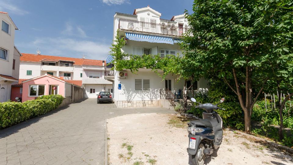 Apartments and Rooms Bepina