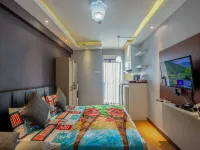 RedLiving Apartemen Cinere Resort - Gold Room Hotel dekat Alun-Alun Sukamaju