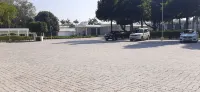 ホテル チャンデラ カジュラホ - 駐車場