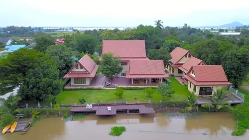 Thararin Villa Hotels in Doem Bang Nang Buat District