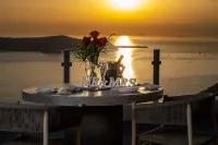 You and Me Suites Hotels in Fira