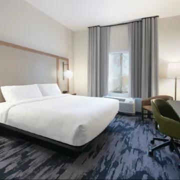 Fairfield Inn & Suites Dallas East Отели рядом с достопримечательностью «Парк Уайт Рок Лейк»