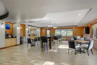 亞特蘭大南斯托克布里奇舒適套房飯店 - 早餐