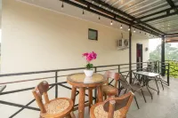 RedDoorz Plus near Jungleland Sentul Hotel di Babakan Madang