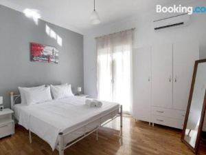 Kolonos, a Renovated Apartment