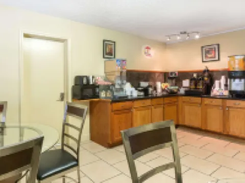 Super 8 by Wyndham Ruston ラストンのホテル