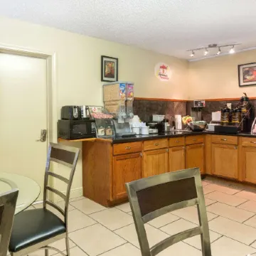 Super 8 by Wyndham Ruston