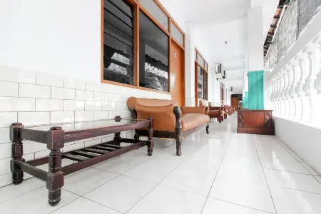 RedDoorz Plus Near Alun Alun Selatan