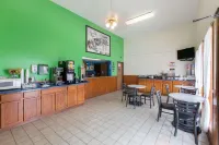 Super 8 by Wyndham Wayne - sarapan