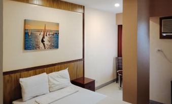 RedDoorz @ H.F. Golden Travellers Inn - Housity