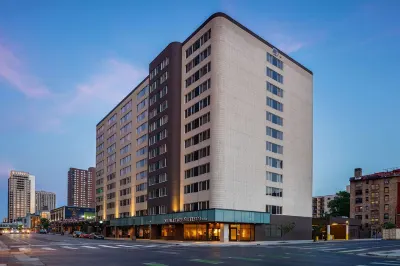 DoubleTree Suites by Hilton Minneapolis Отели рядом с достопримечательностью «Park Place Plaza Retail Space»