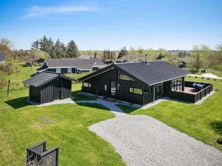 "Natalija" - 1.0km from the Sea Отели в г. Lonstrup