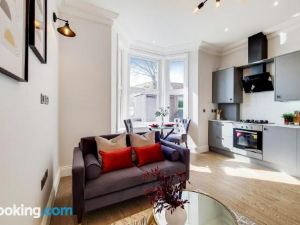 Lovely 1-Bed Apartment in London with Courtyard