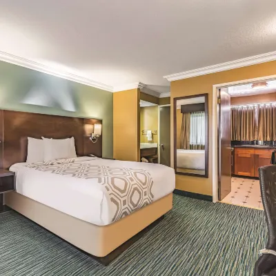 La Quinta Inn & Suites by Wyndham San Francisco Airport West Hotel berhampiran Millbrae Station