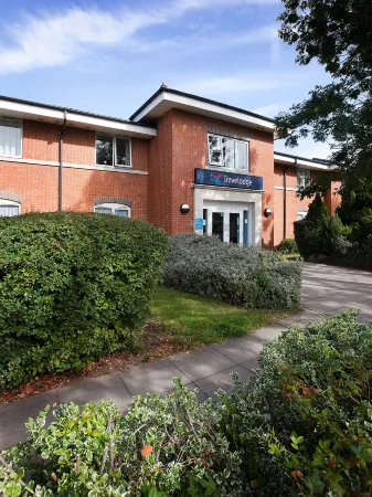 Travelodge Stonehouse Отели рядом с достопримечательностью «Виклифф Колледж»