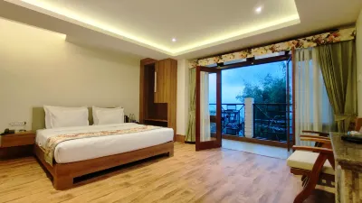 Mount Polaris Suites & Spa Hotels near Pine View Nursery
