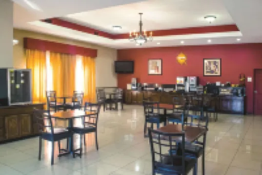 라 퀸타 인 & 스위트 앨리스