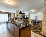 Quality Suites Huntsville Near University - breakfast