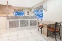 沃爾頓堡灘速8飯店 - 停車場