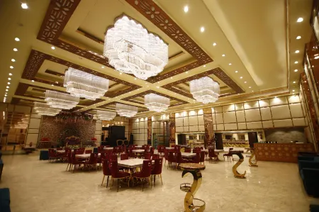 Surya Grand Отели рядом с достопримечательностью «NIMS Institute»