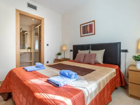 Del Port Отели рядом с достопримечательностью «Волнительный клуб»