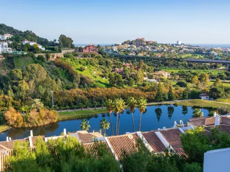 Mirador II Отели рядом с достопримечательностью «Villa Padierna Driving Range & Michael Campbell Golf Academy»