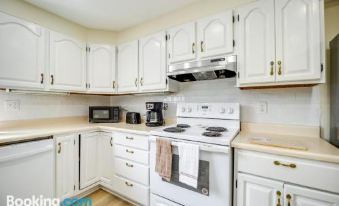 Pet-Friendly Port Henry Apartment Walk to Water!