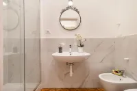 Amazing Studio in the City Center + WiFi 的裡雅斯特省住宿飯店
