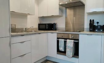 Stunning 2-Bed Serviced Apartment in Swindon