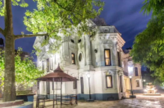 로열 엠파이어 부티크 호텔  호텔