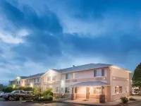 Super 8 by Wyndham Trinidad - parking
