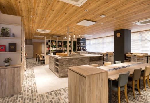 컴포트 호텔 나고야 신칸센구치 로비 전경