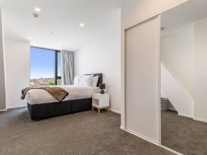 Ellerslie Escape: 2Br + Balcony