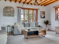 Spacious 7-Bdr Villa with Pool & Sea View - 홈스테이